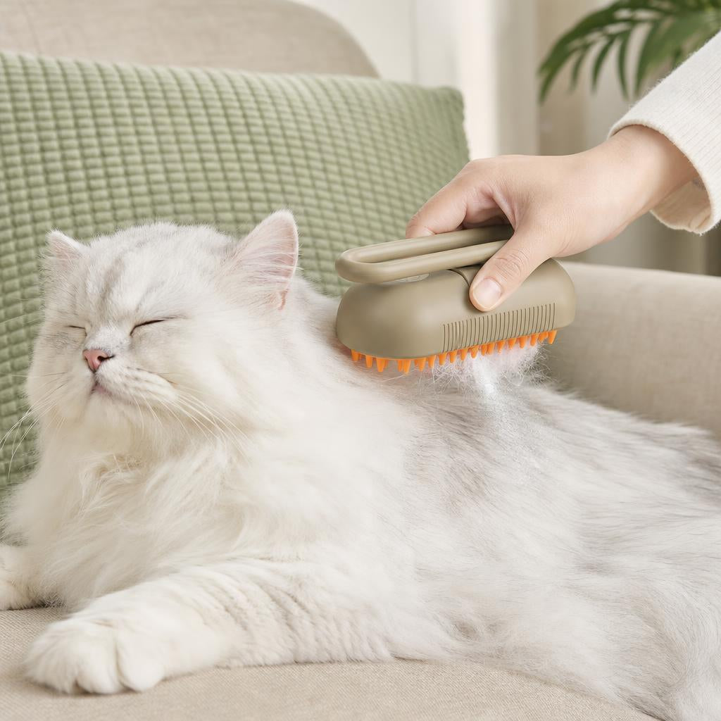 Cepillando a un gato con el cepillo de vapor